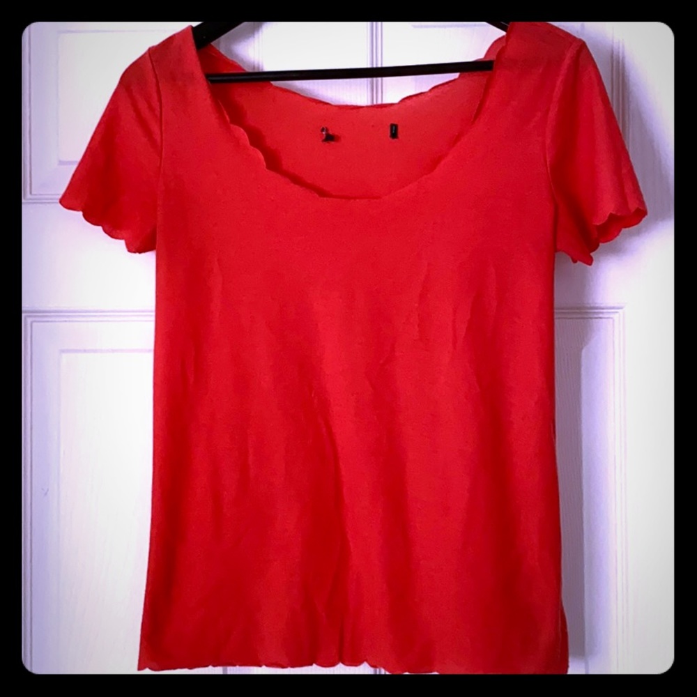 Scalloped coral top